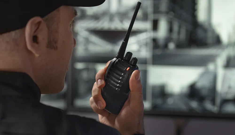 Segurança falando no rádio