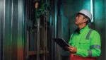 Técnico fazendo manutenção em elevador