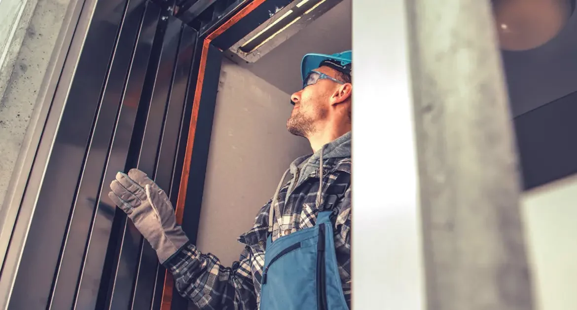 Homem realizando manutenção precentiva no elevador