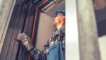 Homem realizando manutenção precentiva no elevador