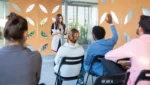 Pessoas participando de uma reunião de condomínio