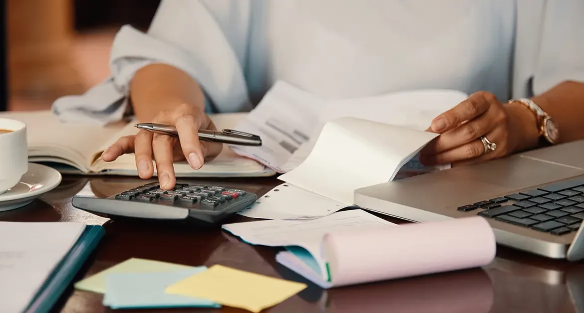 Uma mesa de escritório cheias de contas para pagar