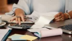 Uma mesa de escritório cheias de contas para pagar