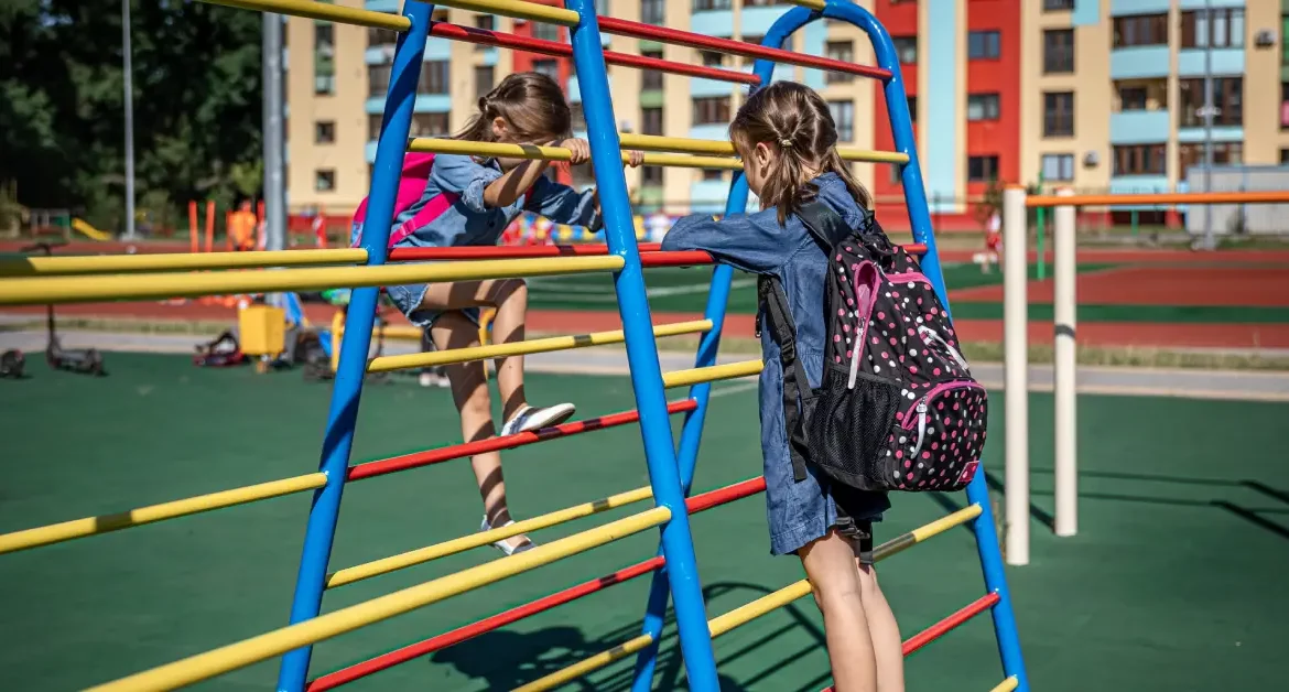 Duas meninas brincando no playground do condomínio