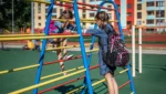 Duas meninas brincando no playground do condomínio