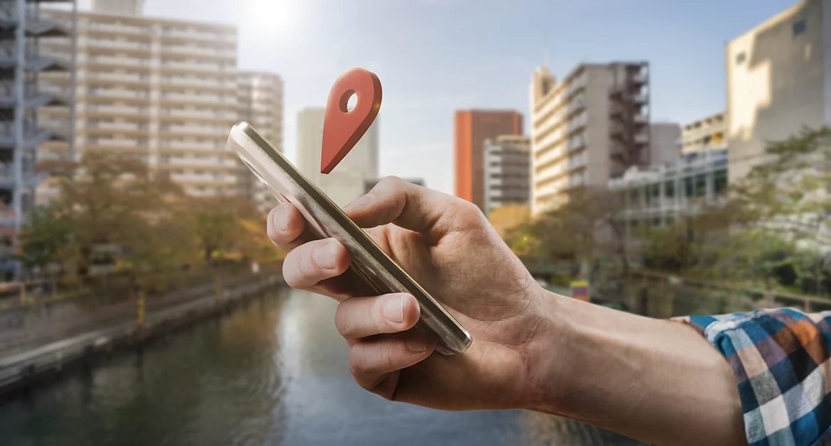 homem segurando um smartphone